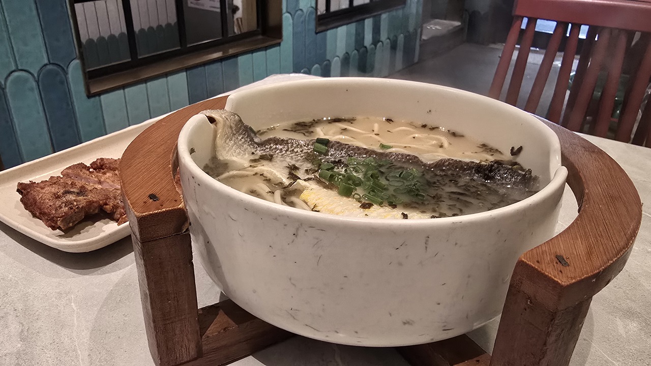 【照片3：大黄鱼煨面和炸猪排】